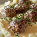 Hackbällchen in cremiger Sauce mit Kartoffelpüree