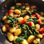 Schnelle Gnocchi-Pfanne mit Tomate & Spinat