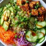 Perfekte Vegane Poke Bowl mit Tofu und Quinoa