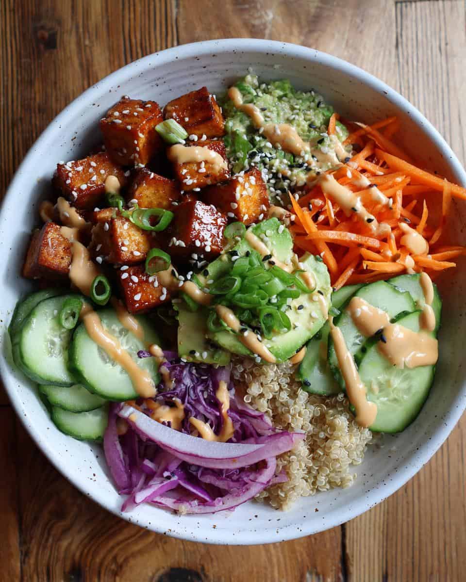 Perfekte Vegane Poke Bowl mit Tofu und Quinoa - detail 2