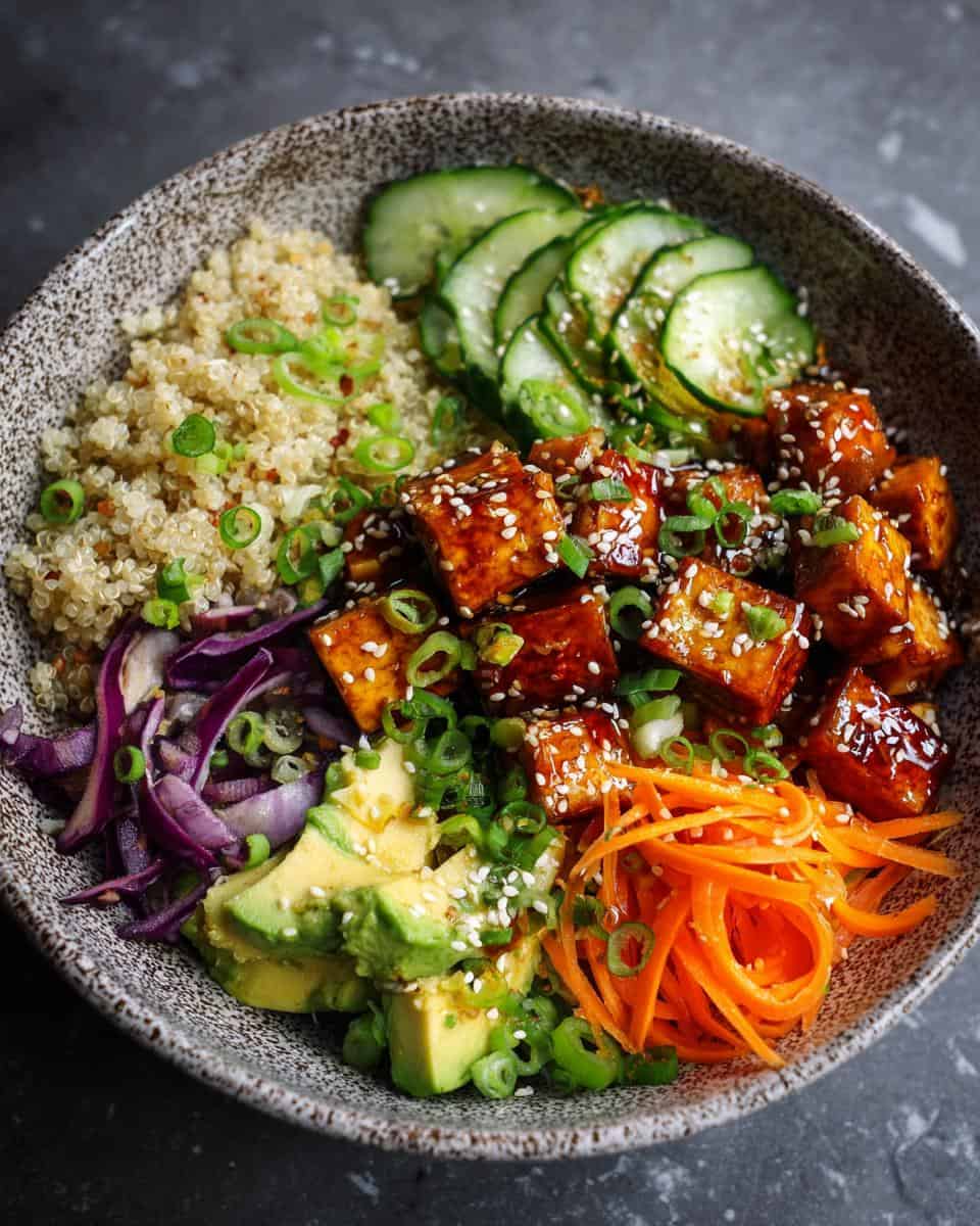 Perfekte Vegane Poke Bowl mit Tofu und Quinoa - detail 3