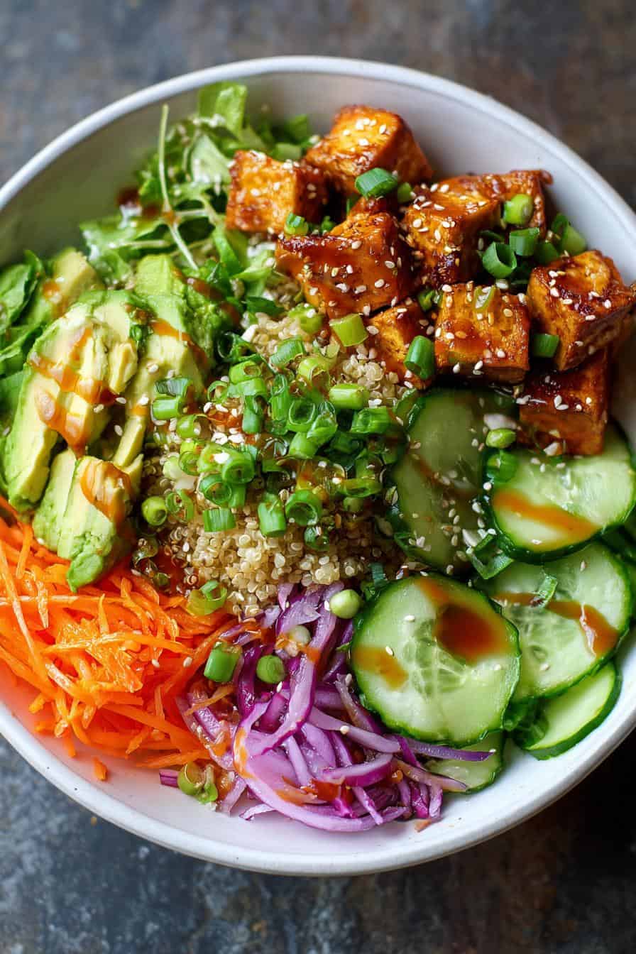 Perfekte Vegane Poke Bowl mit Tofu und Quinoa