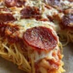 Spaghetti Pizza mit Salami Kase