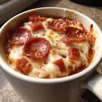 Tassenpizza mit Salami und Kaese