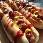 Blutige Hot Dog Brötchen mit abgehackten Fingern