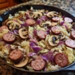 Deftige Wurst-Kraut-Pfanne mit Pilzen