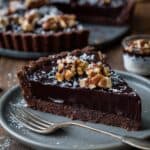 Dunkle Schokolade Pekannuss Tart mit Würmern