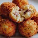 Kartoffelbrei Bällchen mit Käse und Rindfleisch