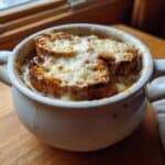 Klassische Französische Zwiebelsuppe mit Käsekruste
