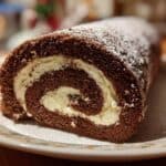 Perfekte Schokoladen-Biskuitrolle mit Doppelcreme