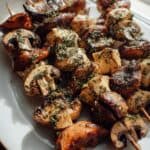 Pilzspieße mit Kräutern und Marinade