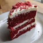 Rote Samttorte mit Halloween Deko