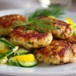 Saftige Frikadellen mit Dill-Gurkensalat
