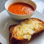 Tomatensuppe und Käsetoast