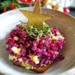 Weihnachtliches Käsetatar mit Rotkraut und Apfel