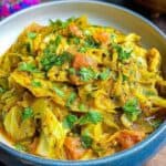 Einfacher geschmorter Weißkohl mit Tomate