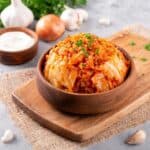 Einfaches Rezept gebackener Weißkohl mit cremiger Parmesansoße