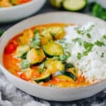 Schnelles veganes Zucchini Curry mit Kokosmilch